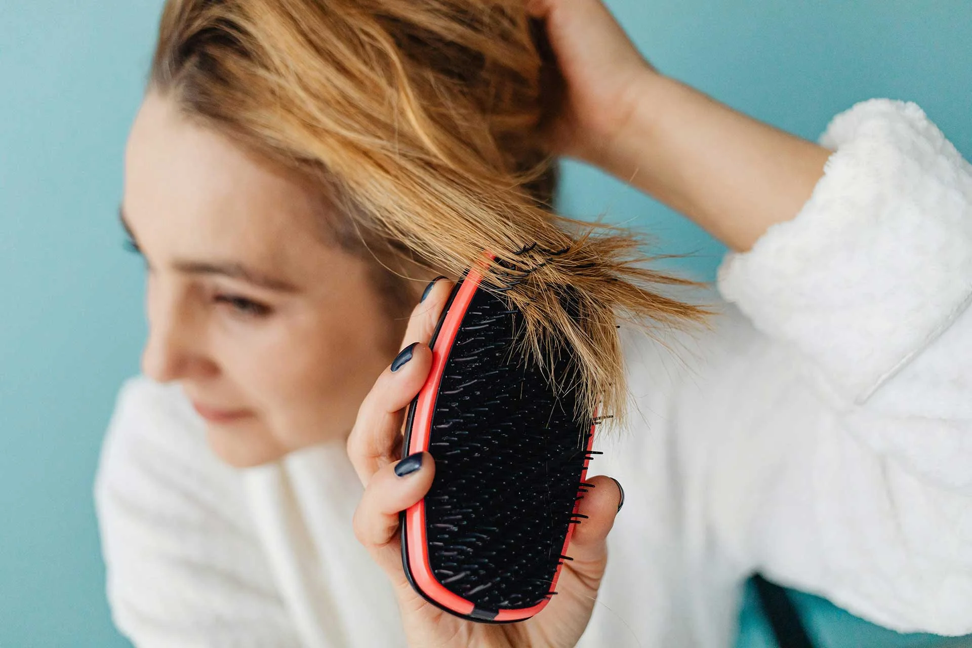Errores comunes en el cuidado del cabello y cómo evitarlos